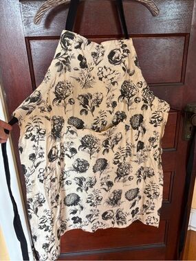 Floral Print Cotton Apron in Cream and Black